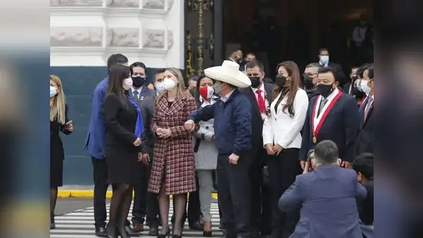 María del Carmen Alva desplanta a Pedro Castillo al salir del Congreso