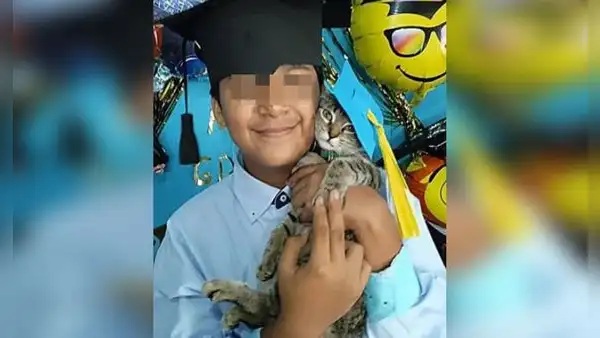 Niño se gradúa de la primaria y posa con su gatita que lo acompañó en sus clases virtuales
