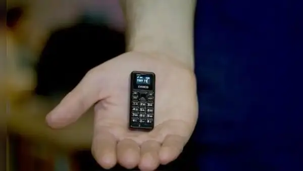 El celular más pequeño del mundo pesa menos de 14 gramos y sirve para cualquier emergencia