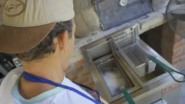 El ‘Tío Lenguado’ muestra con orgullo su freidora industrial