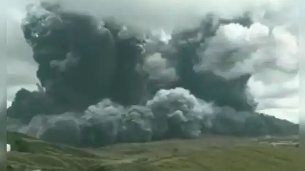 Impactante momento en que volcán Monte Aso entra en erupción, el más grande de Japón  