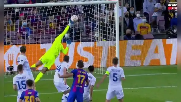 ¡Espectacular atajada de Buschan! Arquero del Dinamo evitó el 1-0 de Luuk de Jong