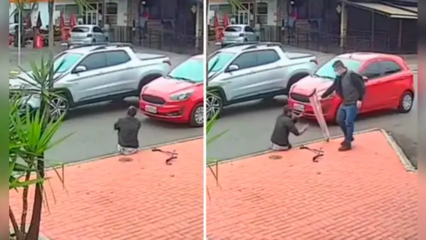 Hombre se acerca a indigente con discapacidad sentado en la vereda y le regala unas muletas