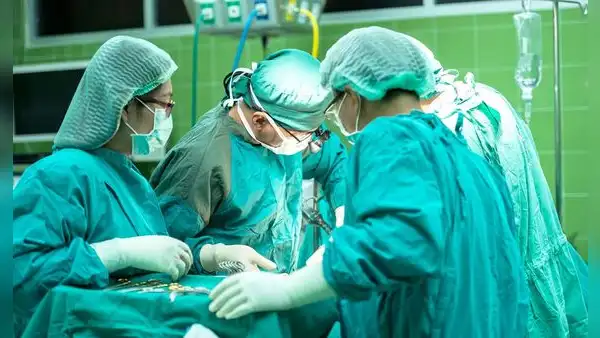 Médicos desconcertados por nacimiento de bebé con extraña “cola humana” de 12 cm