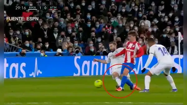 Por poco y lo rompe: durísima entrada de Dani Carvajal sobre Antoine Griezmann