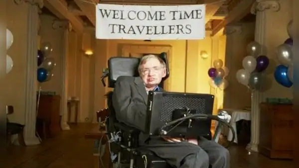La tarde en que Stephen Hawking organizó una exclusiva fiesta para viajeros en el tiempo