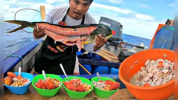 ‘Victor del Mar’: el pescador que conquista con sus videos de cocina en medio del océano