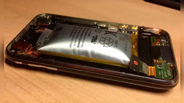 ¿Por qué jamás debes pinchar una batería de celular que se haya hinchado?