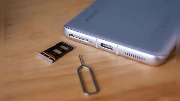 ¿Qué pasa si intentas meter una aguja en el agujero que está abajo de tu celular?