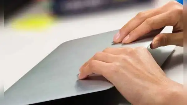 ¿Por qué es peligroso cerrar la tapa de mi laptop antes de que se apague por completo?