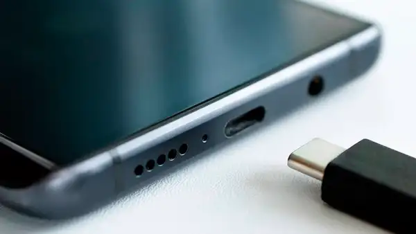 ¿Por qué el puerto USB no transfiere datos y solo carga tu smartphone?
