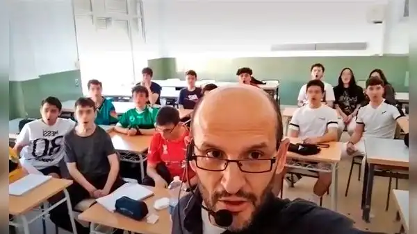 Profesor de historia motiva a sus alumnos como si fuese un director técnico de fútbol