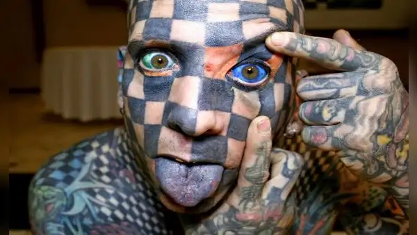 Matt Gone, el hombre que tiene 848 cuadrados tatuados en el cuerpo, gana un récord Guinness