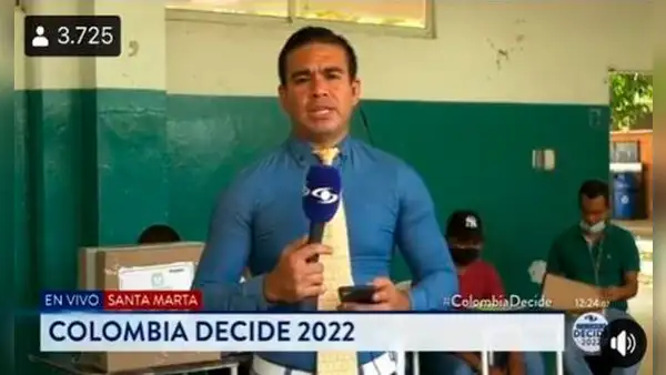 Periodista llama la atención por su camisa apretada durante una transmisión en vivo