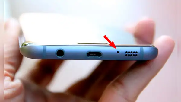 ¿Cuál es la utilidad del pequeño agujero que se ubica en la parte baja de tu celular?