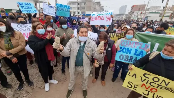 La Victoria: vecinos protestan por demora en obra de pistas y veredas en avenida Parinacochas