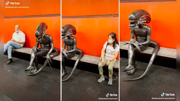 Hombre vestido como ‘alien’ es captado esperando su transporte en una estación de metro