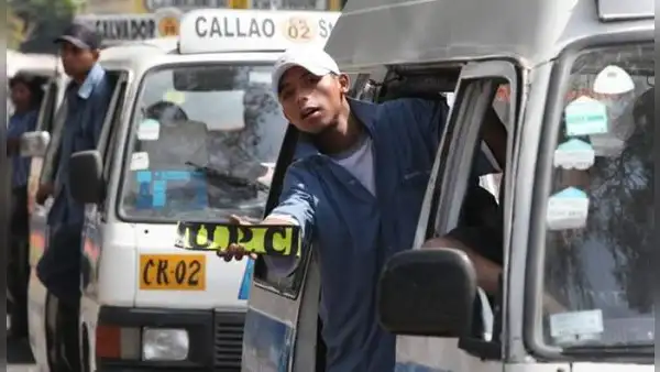 ¿Cuánto dinero ganan los cobradores de combis en Perú durante su labor diaria?