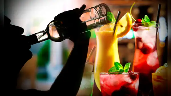 ¿Es verdad que mezclar diferentes tipos de bebidas alcohólicas te emborracha más rápido?