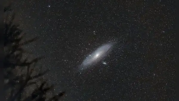 Cuándo y cómo ver a Andrómeda, la galaxia que chocará con la Vía Láctea