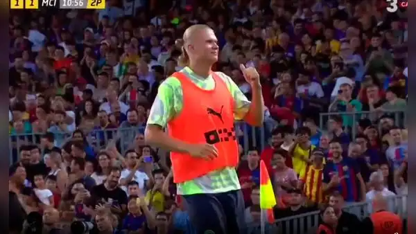 Erling Haaland se paró a calentar y recibió multitudinaria ovación en el Camp Nou