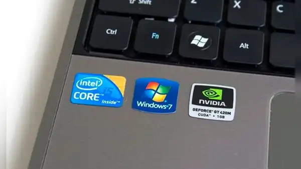 ¿Por qué no es recomendable que saques los stickers que se encuentran en tu laptop?