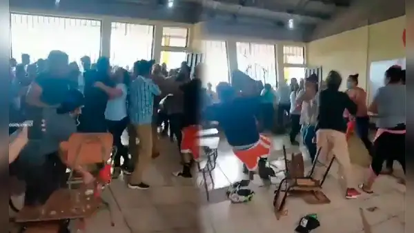 Reunión de padres de familia se sale de control y se agarran a sillazos en pleno salón de clases