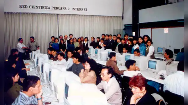 ¿Cuál fue la primera cabina de internet en el Perú y qué servicios te ofrece ahora?