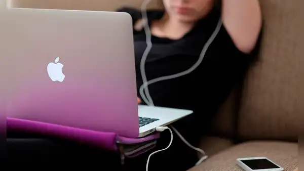 ¿Por qué Apple dejó de incluir el logo de la manzana iluminada en sus MacBook actuales?