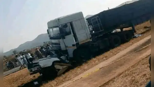 Accidente mortal: mueren 19 niños que viajaban en micro escolar tras chocarse contra camión