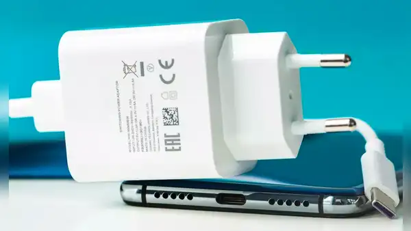 ¿Qué debes tener en cuenta al momento de comprar un cargador y cable para tu teléfono?