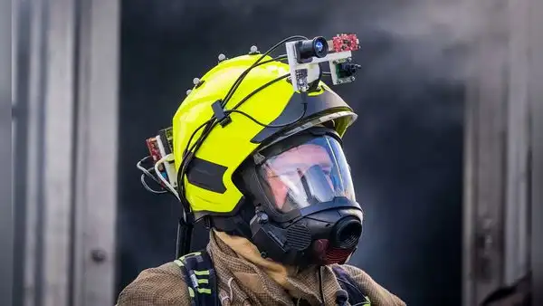 Así es el casco de bomberos con inteligencia artificial para rescatar personas en medio del humo