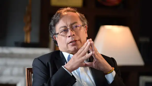 Congreso declara persona no grata a presidente de Colombia Gustavo Petro