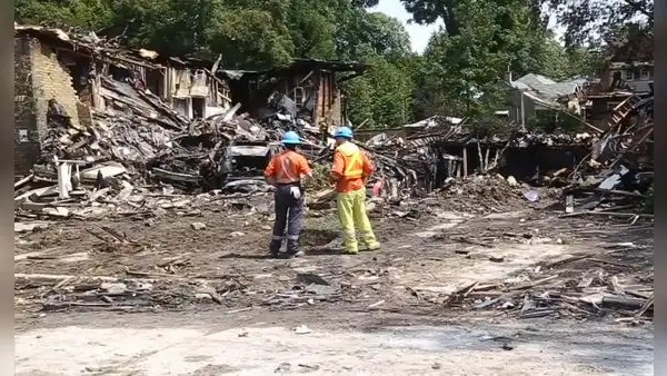 Mujer ebria que chocó contra casa y causó explosión demanda a bar por dejarla emborracharse