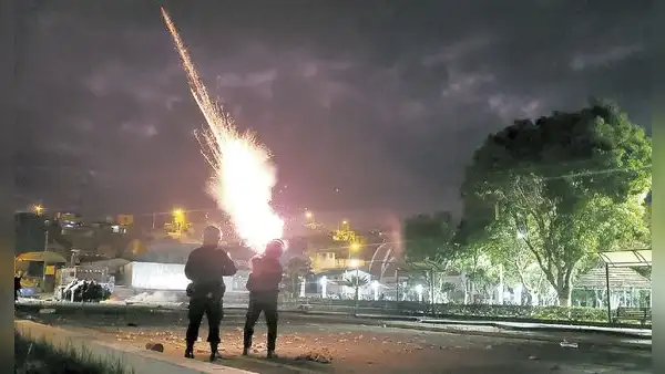 "Ya me están echando gasolina", dijo entre lágrimas policía rehén