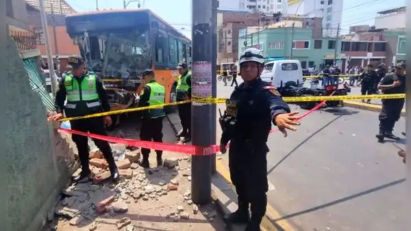 Así fue el momento en que bus chocó contra vivienda en Lince y cobró una vida