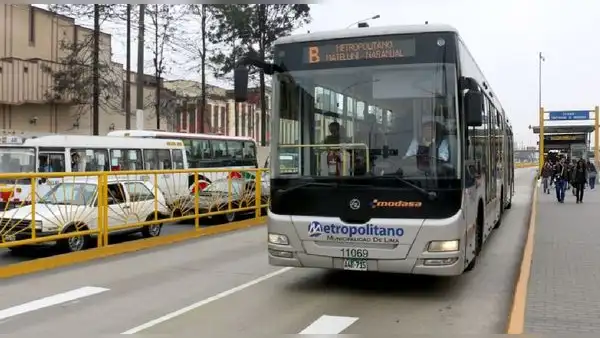 ¿Qué sucede si invado el carril exclusivo del Metropolitano y cuáles son las excepciones?