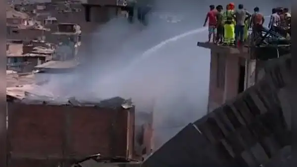 San Juan de Miraflores: incendio de grandes proporciones consume 4 casas de material precario