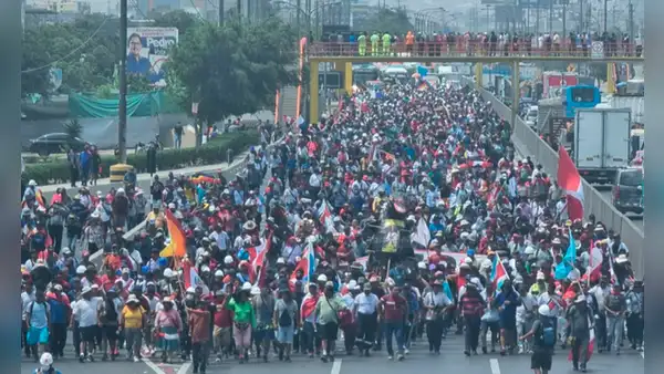 Panamericana Norte: más de 1.000 manifestantes marchan desde Puente Piedra hacia el Centro de Lima
