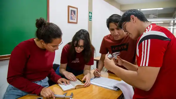 Estudiantes piuranos participan en concurso de la NASA representando al Perú