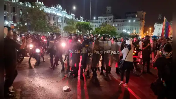 Marcha en Lima: Policía Nacional impidió el ingreso de manifestantes a la plaza San Martín