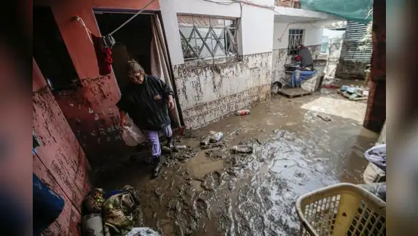 Arequipa: lluvia llegó con granizo e inundó de casas