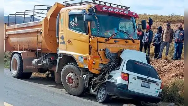Accidente mortal: fallecen 5 miembros de una familia tras chocarse su auto contra un camión