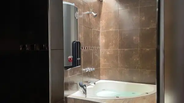 Arequipa: Alcalde de Socabaya colocó jacuzzi y trotadora en su oficina