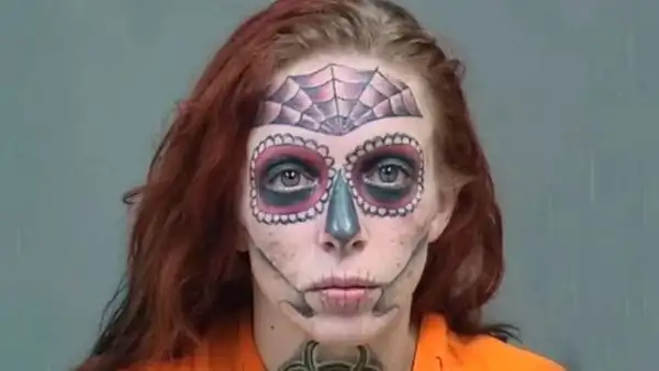 Mujer con el rostro lleno de tatuajes se sometió 3 años a eliminación con láser y así luce ahora