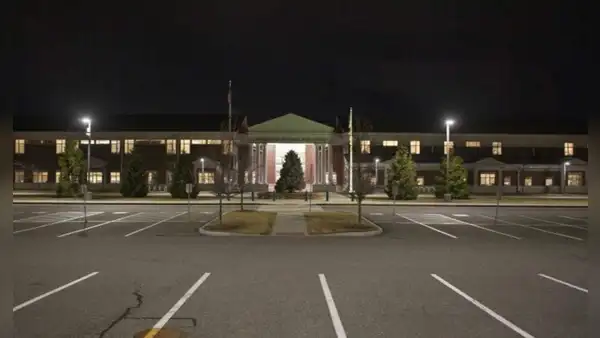 Escuela instaló luces inteligentes para ahorrar, pero desde 2021 no pueden apagarlas