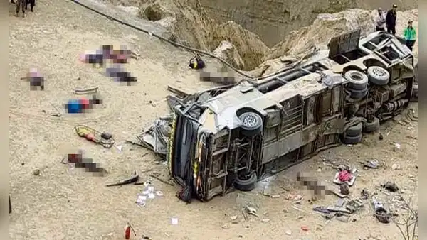 Ómnibus rueda hacia un abismo y mueren 25 haitianos en Piura