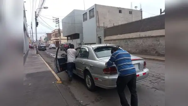 Taxistas continúan realizando largas colas en grifos de Arequipa para comprar GLP