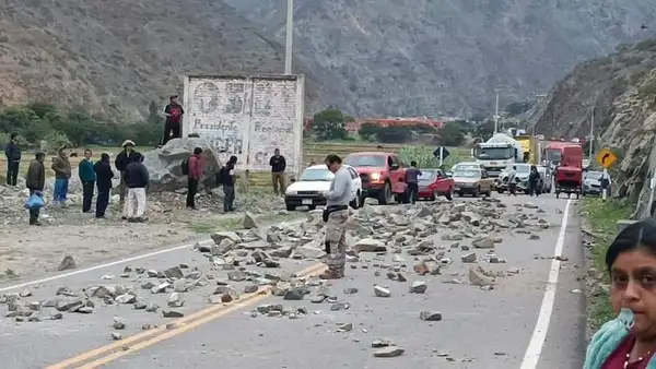 Ronderos bloquean vía que comunica Cajamarca con la costa