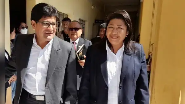 Arequipa: gerenta regional de Educación defiende su viaje a México